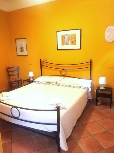 Een bed of bedden in een kamer bij Appartamento Ortensia