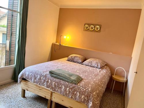 une petite chambre avec un lit et une fenêtre dans l'établissement Bel appartement lumineux et calme à 10min à pied du centre Aix avec parking et Air conditionné, à Aix-en-Provence