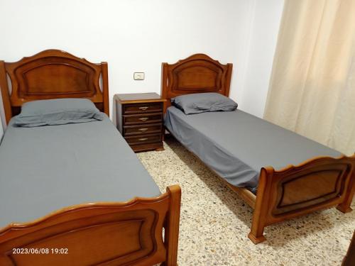Un pat sau paturi într-o cameră la apartamento llido 2
