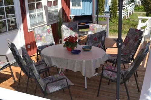 a table and chairs on a porch with a table and flowers at Villa Rosenrot in Userin