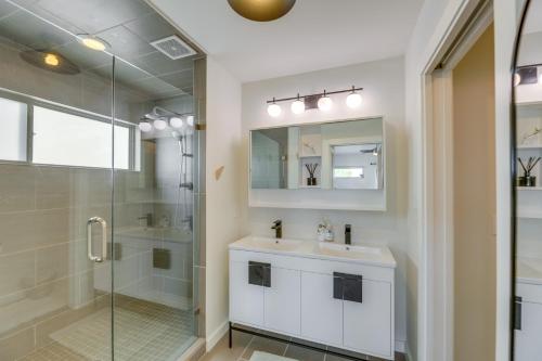 een badkamer met een douche, een wastafel en een spiegel bij Modern Austin Vacation Rental with Covered Patio in Austin