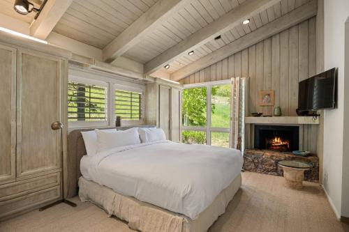 1 dormitorio con 1 cama grande y chimenea en Mountain Queen #1, en Aspen