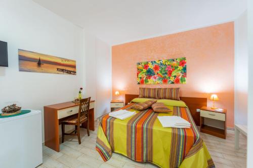 Habitación de hotel con cama, escritorio y cama sidx sidx sidx sidx sidx sidx sidx en Villa Elisa, en Torre Lapillo