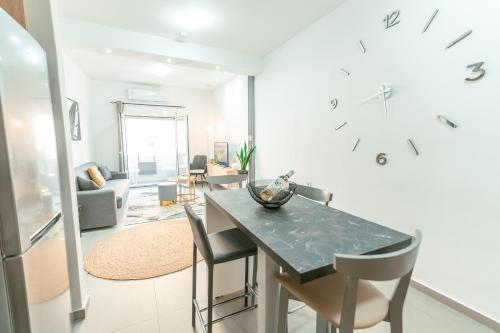 ein Esszimmer mit einem Tisch und Stühlen im Wohnzimmer in der Unterkunft City Apartment 58 - 5min to Kos Beach in Kos-Stadt