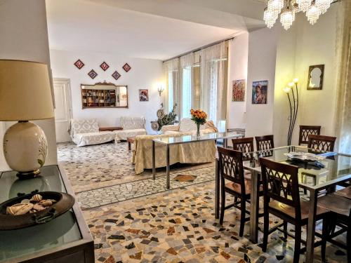 un soggiorno con tavolo e sedie di OS Garden - Maison de Charme a Salerno