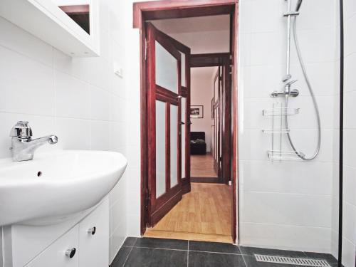 W łazience znajduje się umywalka, prysznic i lustro. w obiekcie Sopot Comfy Apartment SA w mieście Sopot
