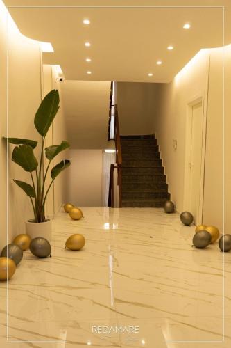 a room with a staircase and a table with fruit on the floor at REDAMARE SUITE in Lago Patria
