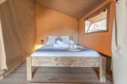 Ένα ή περισσότερα κρεβάτια σε δωμάτιο στο Luxury Glamping at Stags Head