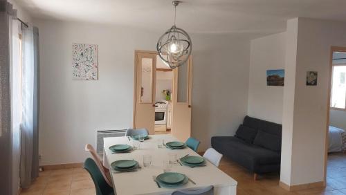 un salon avec une table et un canapé dans l'établissement locations T2 et T3 entre Fréjus et Ste Maxime, au Muy