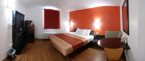 Ένα ή περισσότερα κρεβάτια σε δωμάτιο στο Regal 8 Inn & Suites