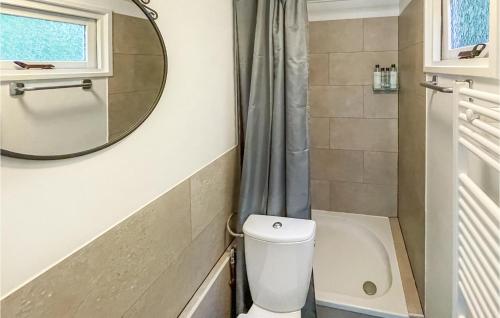 een badkamer met een toilet en een spiegel bij Nummer 10 in Putten