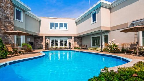 a swimming pool in front of a house at Best Western Premier Hotel Aristocrate in Quebec City