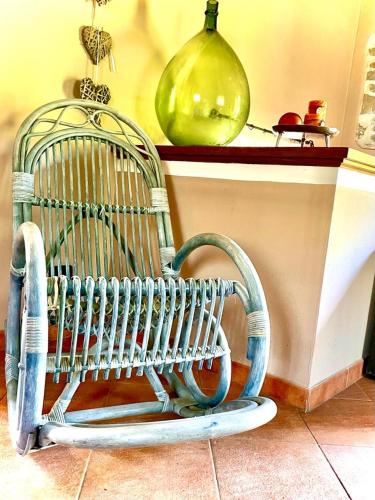 a metal bench sitting on the floor next to a counter at Le Macine in Magnano