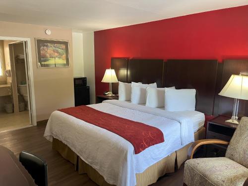 Postel nebo postele na pokoji v ubytování Pinetree Inn