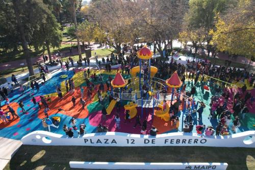 a group of people playing in a water park at Maipu Luxury Apartment in Maipú