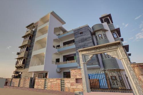 un edificio con una puerta delante de él en OYO Flagship 77120 Hotel Achrol Haveli Sukher en Udaipur