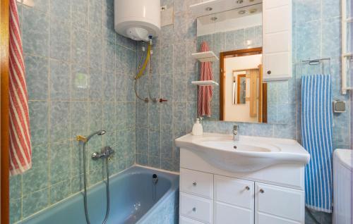 uma casa de banho com um lavatório, um chuveiro e uma banheira em 2 Bedroom Awesome Apartment In Pisak em Pisak