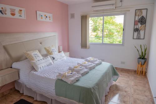 Maipu Luxury Apartment في مايبو: غرفة نوم عليها سرير وفوط