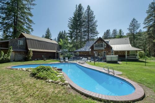una gran piscina frente a una casa en Five-Bedroom House, en Leavenworth