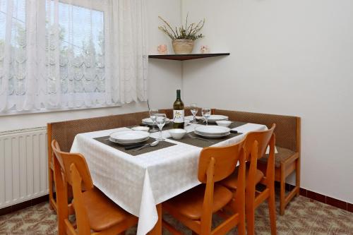 ein Esszimmer mit einem Tisch und einer Flasche Wein in der Unterkunft Apartments with a parking space Bribir, Novi Vinodolski - 19862 in Bribir