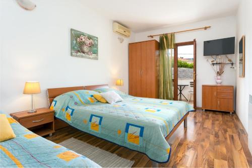 スペタルにあるApartments by the sea Supetar, Brac - 20134のベッド2台と薄型テレビ付きのベッドルーム