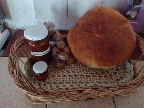 a basket with a loaf of bread and jars of honey at AMALUR in Sañogasta