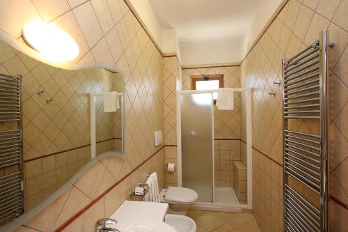 a bathroom with a toilet and a sink at Residence Villa Candida in Vieste