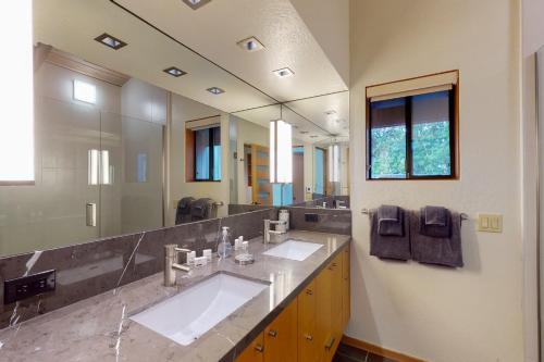 een badkamer met 2 wastafels en een grote spiegel bij Just Bluffing in Sea Ranch