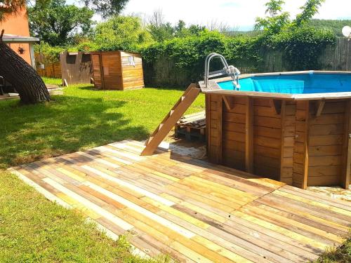un bain à remous sur une terrasse dans une cour dans l'établissement Holiday Home near Lake Quinson and Moustiers, à Montmeyan