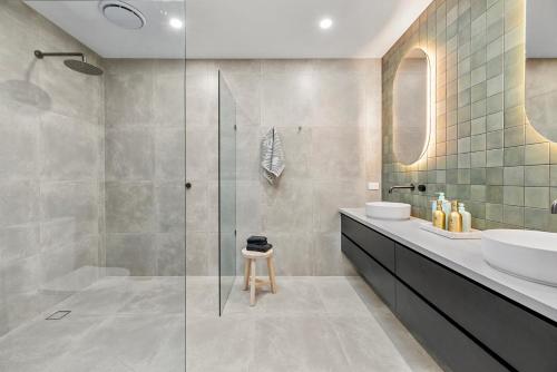 y baño con ducha acristalada y lavamanos. en Downtown House en Geelong