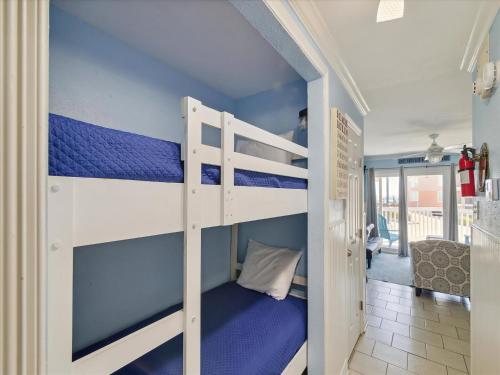 1 Schlafzimmer mit 2 Etagenbetten in einem Zimmer in der Unterkunft Victorian 3101- Paradise Cove in Galveston
