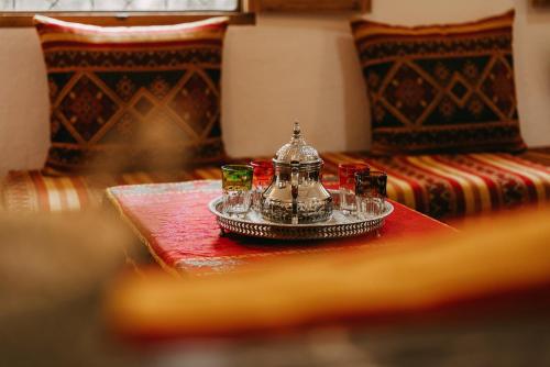 una mesa con una bandeja con vasos. en RIAD IDAR ouirgane en Ouirgane