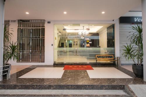 - un hall d'un immeuble doté d'un tapis rouge dans l'établissement STAR MOON HOTEL, à Bintulu