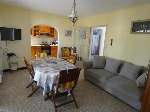 Photo de la galerie de l'établissement Maison près plage avec jardin, parking et animaux admis - FR-1-540-218, à Notre-Dame-de-Monts