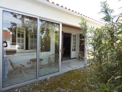 Photo de la galerie de l'établissement Maison près plage avec jardin, parking et animaux admis - FR-1-540-218, à Notre-Dame-de-Monts