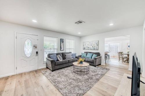 Charming Modern 3BR Fresno Houseにあるシーティングエリア