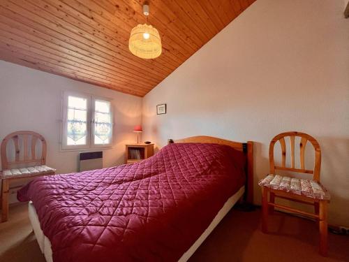 - une chambre avec un lit doté d'une couette violette et de 2 chaises dans l'établissement Appartement Dolus-d'Oléron, 2 pièces, 4 personnes - FR-1-246A-253, à Dolus-d'Oléron