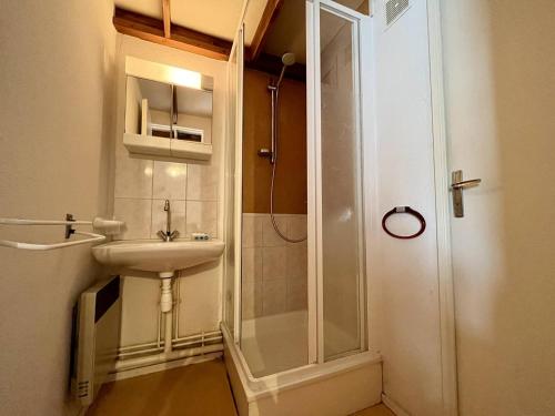 La salle de bains est pourvue d'une douche et d'un lavabo. dans l'établissement Appartement Dolus-d'Oléron, 2 pièces, 4 personnes - FR-1-246A-253, à Dolus-d'Oléron