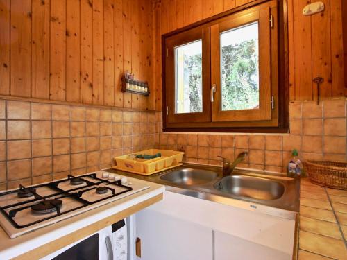 een keuken met een wastafel en een fornuis bij Appartement Chamrousse, 2 pièces, 6 personnes - FR-1-340-271 in Chamrousse