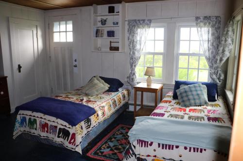 um quarto com 2 camas e uma janela em Shipshape em Stonington