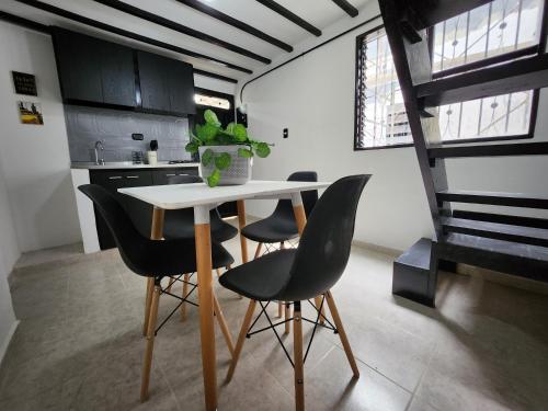eine Küche mit einem Tisch und Stühlen im Zimmer in der Unterkunft PRADO DOWNTOWN in Medellín