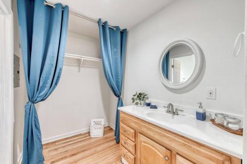 uma casa de banho com um lavatório e um espelho em The Happy Hideaway 1BR Unit em Fresno