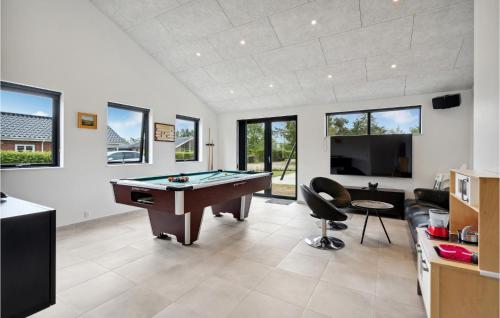 Μια τηλεόραση ή/και κέντρο ψυχαγωγίας στο Gorgeous Home In Tarm With Wifi