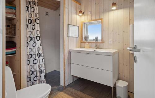 Et badeværelse på Stunning Home In Juelsminde With House Sea View