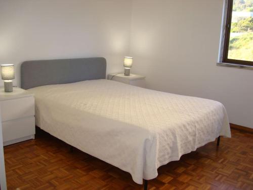 Alhandra的住宿－1Bed Tagus River View，一间卧室配有白色床和2个床头柜