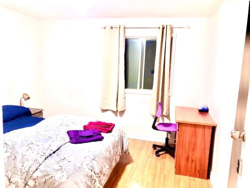 Una cama o camas en una habitación de CozyHome