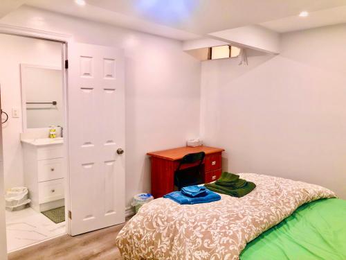 Dormitorio pequeño con cama y espejo en CozyHome en Markham