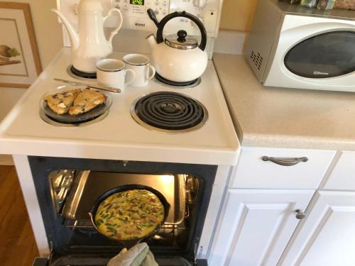 een oven met een gerecht van voedsel erin bij Urban Cottages in Little Rock