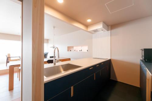 cocina con fregadero y encimera en ROOM design hotel, en Nanao