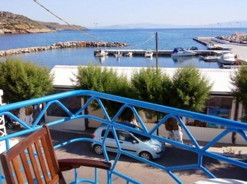 ein Auto parkt auf einem Parkplatz neben dem Wasser in der Unterkunft Kythereia Hotel in Agia Pelagia, Insel Kythira